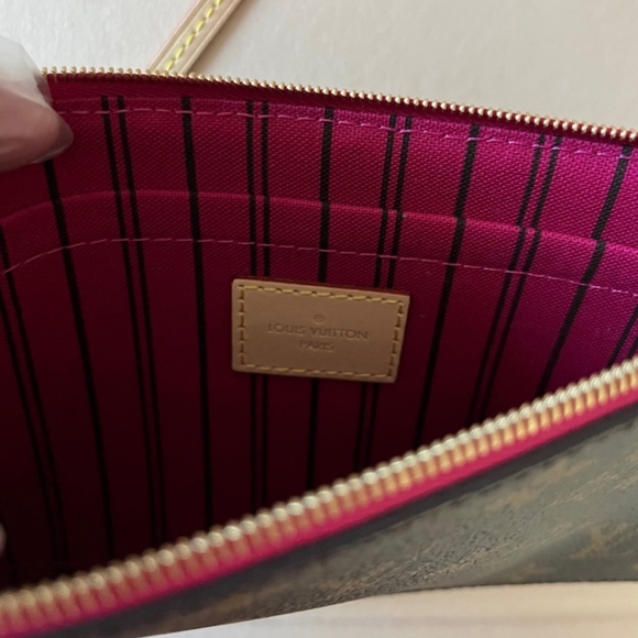 SOLD!! Louis Vuitton Neverfull GM Monogram Wristlet Pouch in Pivione - Picture 2 of 4